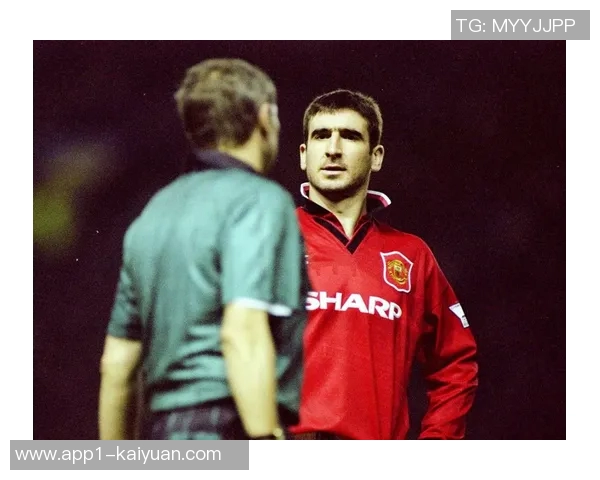 曼联女球迷穿复古坎通纳球衣引发热议成为焦点人物